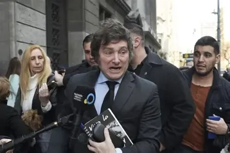 El presidente arreó a sus ministros al Congreso para que, como una barra brava, aplaudieran al jefe de gabinete.