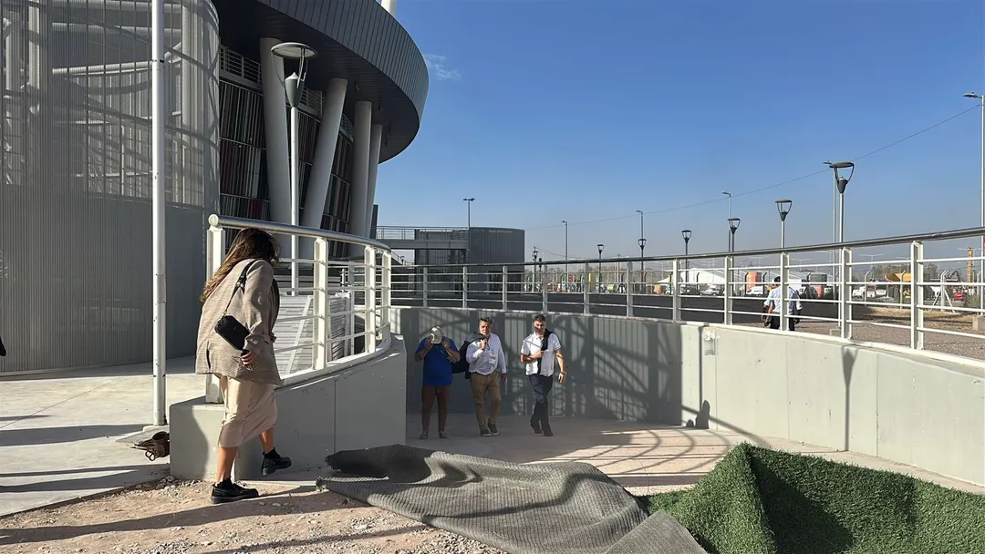 Las fuertes ràfagas de Zonda obligaron a suspender la Expo Minera en San Juan.