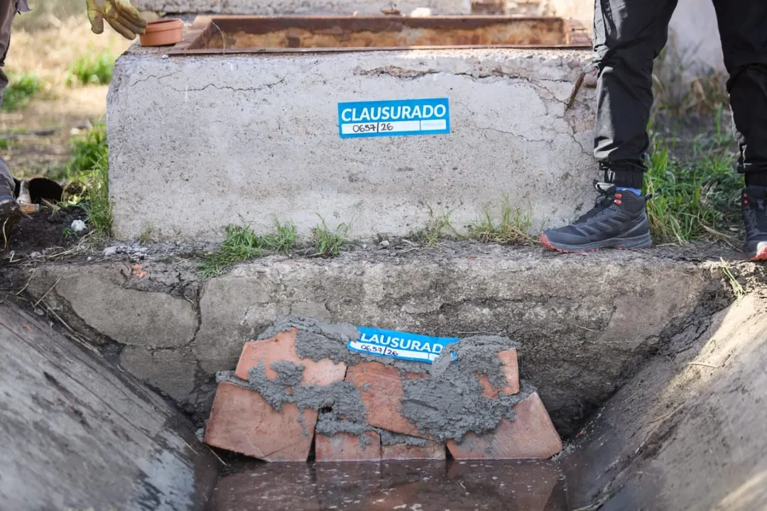 Personal de Irrigación realizó el sellado del punto de descarga del frigorífico San Javier en el departamento de Maipú.  