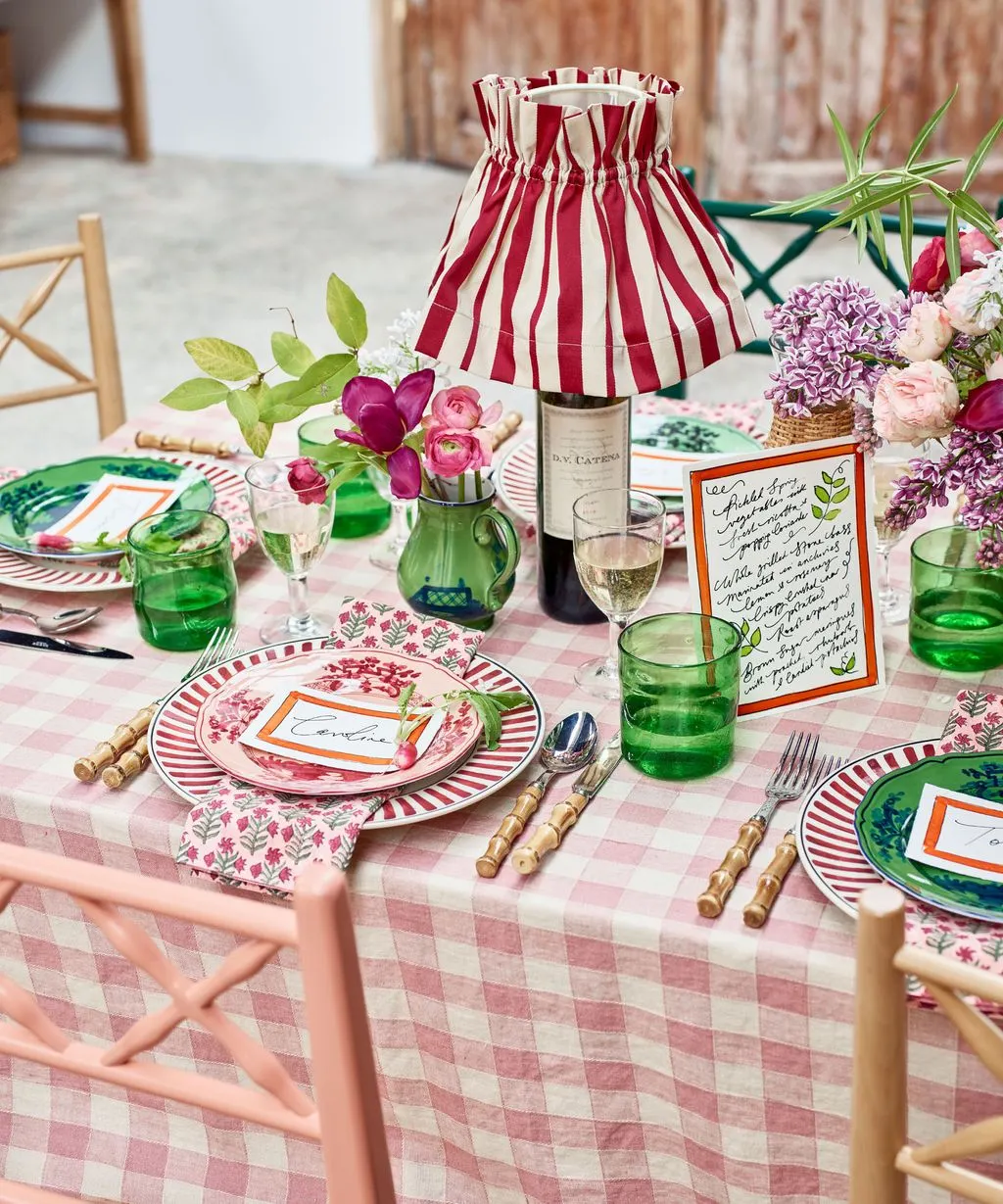 2. Decoración con lámparas hechas con botellas de vino vintage, flores y piezas de bambú y ratán.