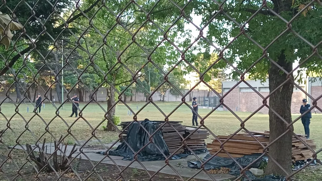 Efectivos policiales custodian la fábrica desde temprano.
