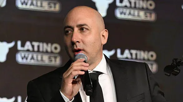 El asesor político argentino Fernando Cerimedo enfrenta una acusación de intento de feminicidio en Bolivia. 