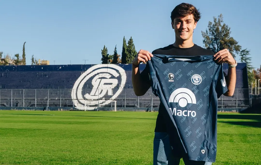 Sheyko Studer posa con la camiseta azul. Foto: Prensa Independiente Rivadavia