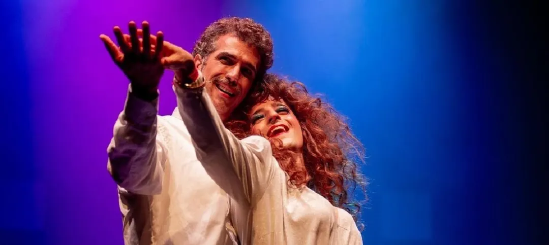 Mariano Condoluci y Patricio Witis en La Desgracia, el musical que hoy comienza su novena temporada.