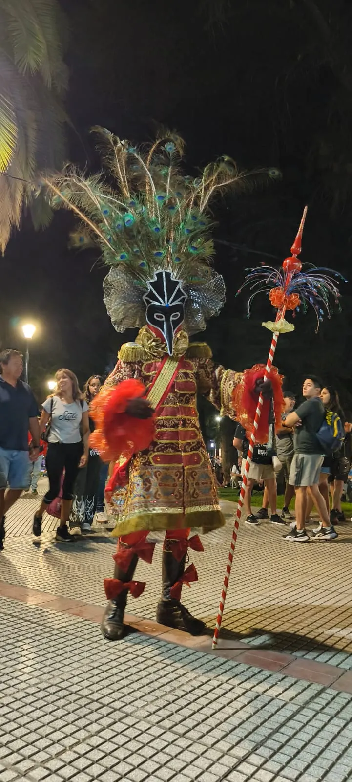 Carnaval veneciano, una elaborada propuesta que el diseñador lució en la Festa in Piazza 2026.