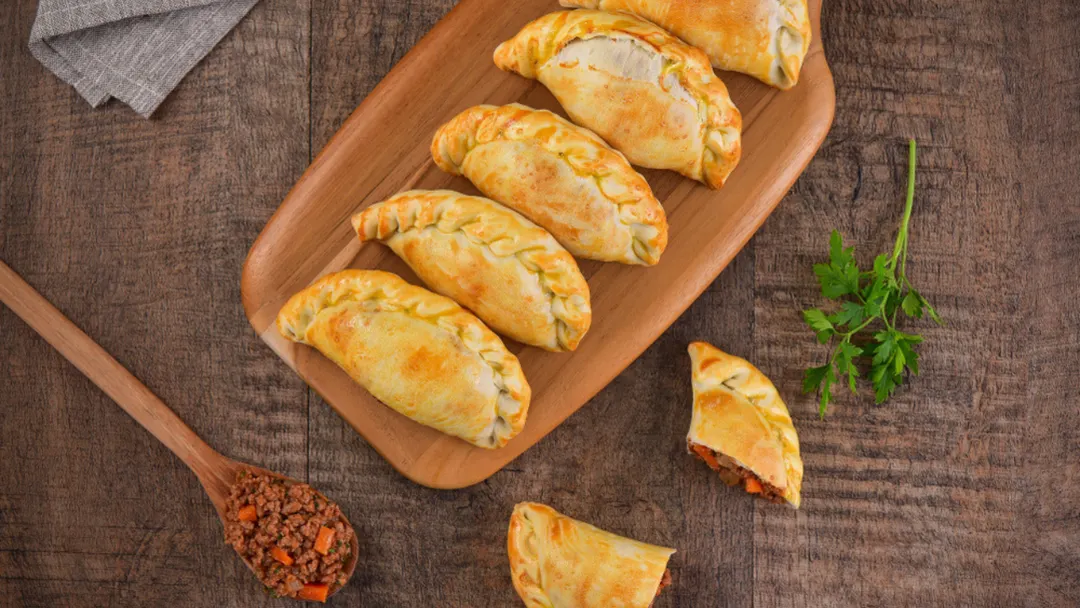 La receta de empanadas de copetín de carne nació como versión mini para facilitar el servicio en fiestas y eventos multitudinarios.