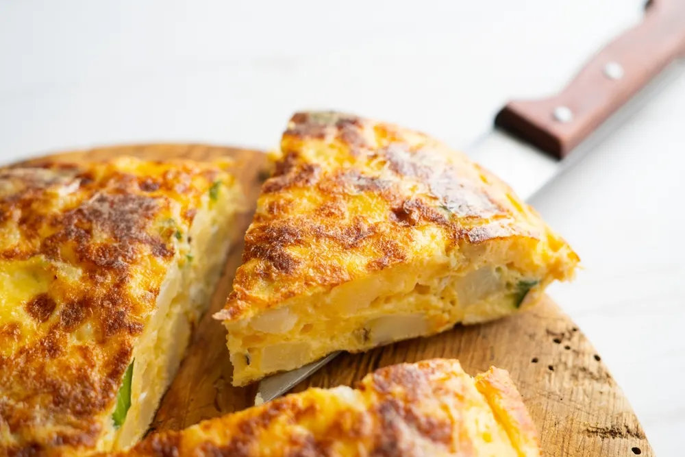 La receta de tortilla de papas tradicional solo lleva tres ingredientes básicos: papas, huevos y sal.