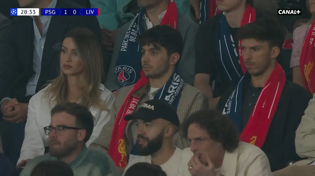 Gasly y Ocon fueron captados juntos durante el partido entre PSG y Liverpool por la Champions League.