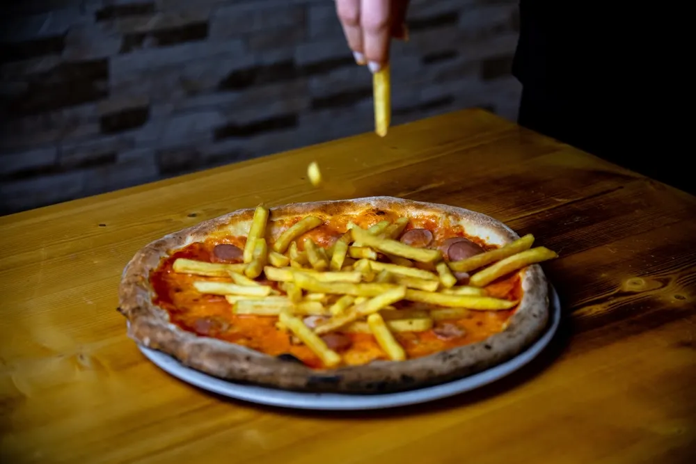 Si lo deseas puedes añadirles salchichas o peperoni aparte de las papas fritas.