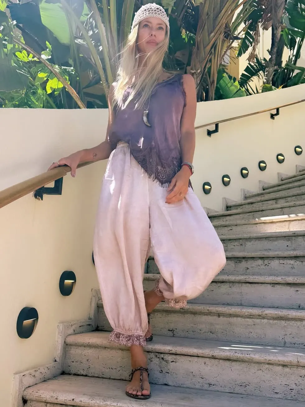 Look bohemio con musculosa y pantalón holgado.
