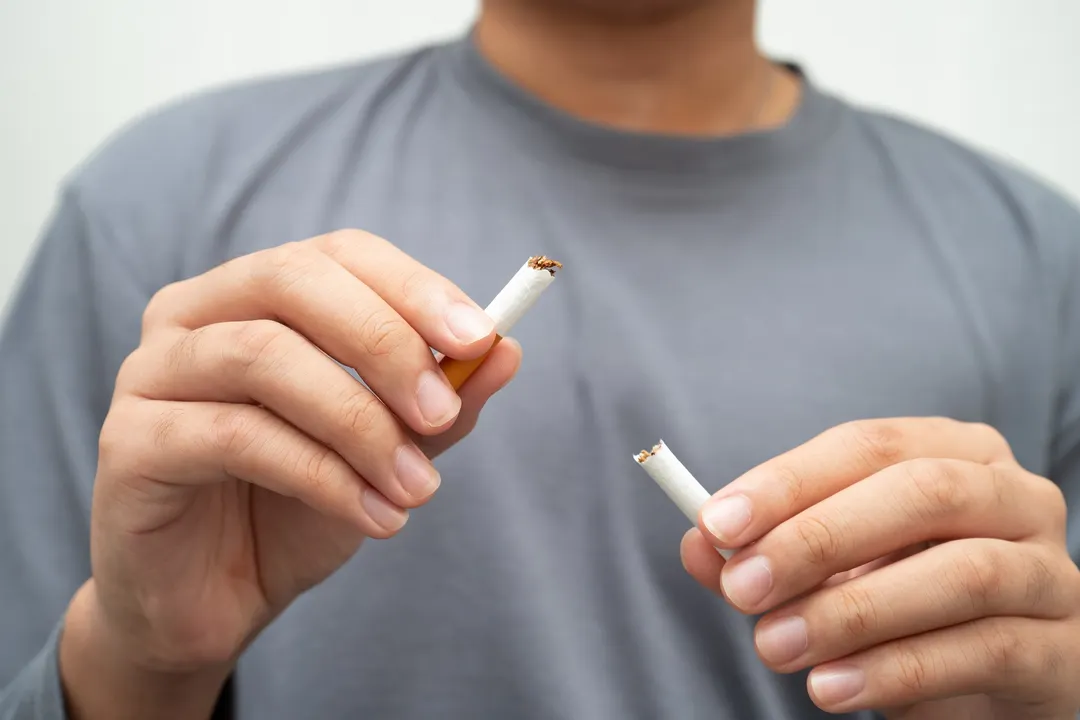 El Reino Unido aprobó una ley que impedirá vender tabaco a quienes hayan nacido desde 2009.  