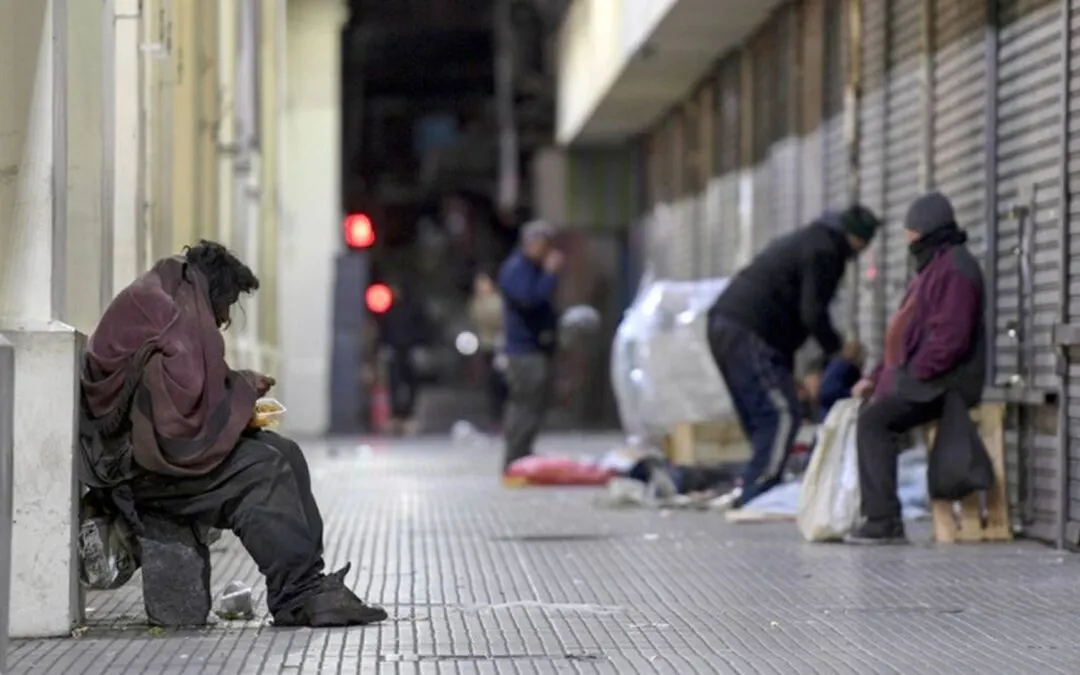Sin plata para alquilar, las familias empiezan a vivir en la calle o sobrepueblan las casas de sus familiares