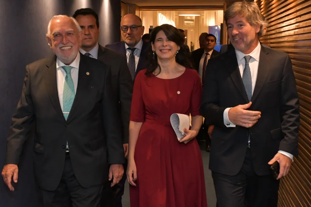 Ricardo Gil Lavedra, la nueva titular del Colegio de la Abogacía, Alejandra García; el ministro de Justicia Juan Bautista Mahiques y el camarista de casación Diego Barroetaveña. 