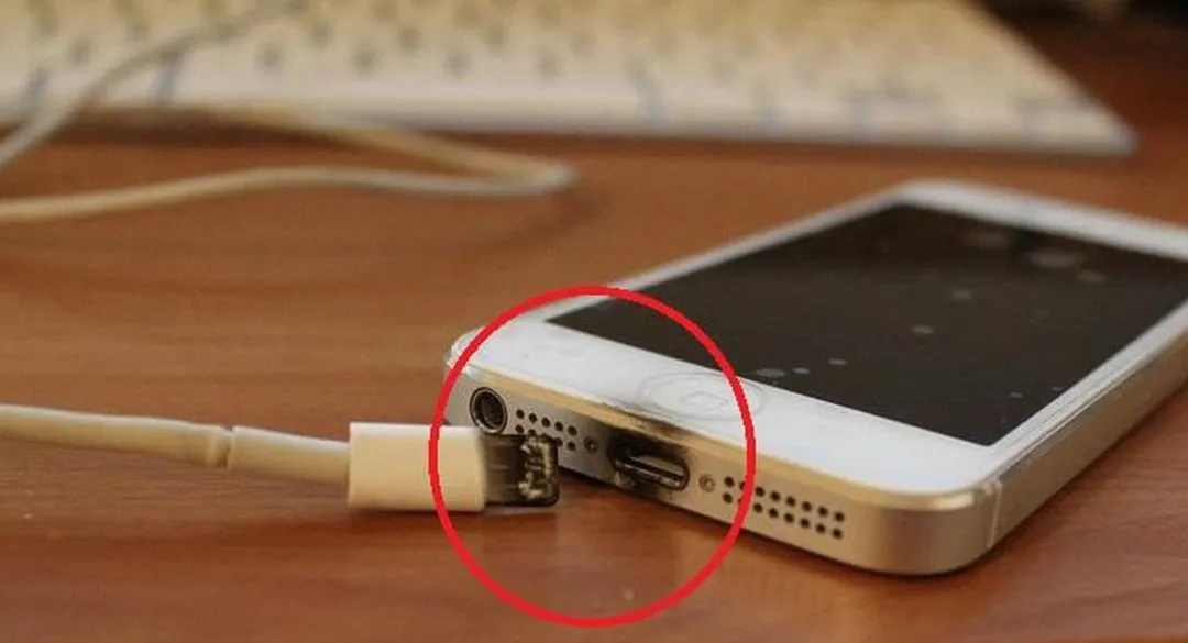 Dejar el teléfono conectado toda la noche es una práctica habitual, pero puede ser peligrosa.