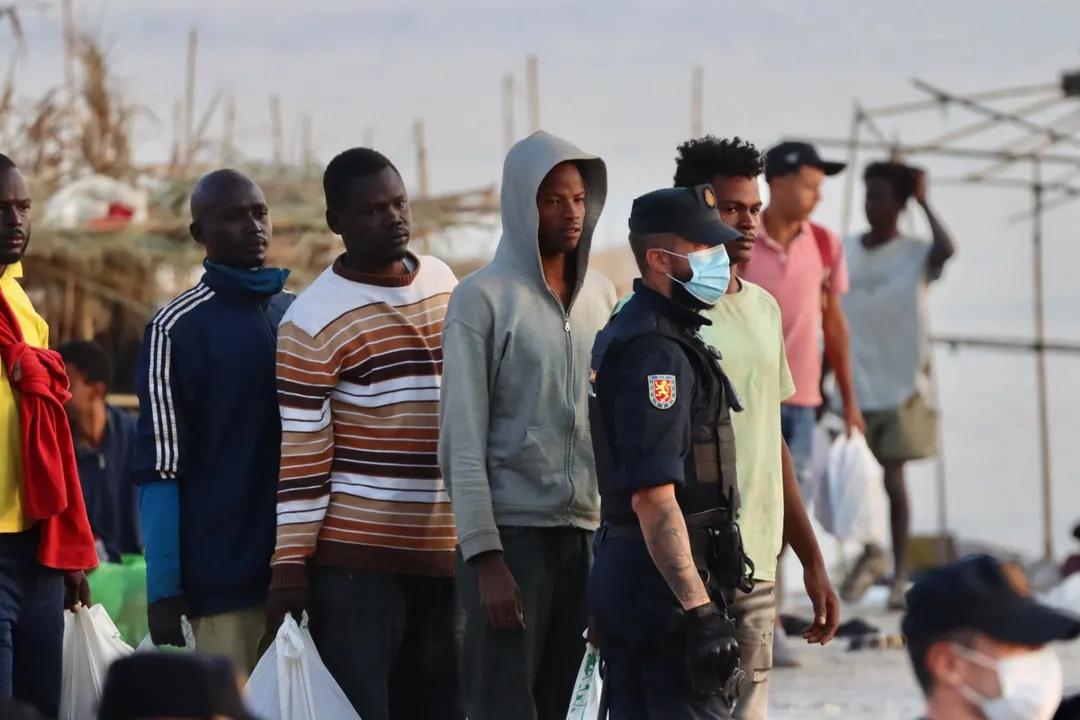 El Gobierno español comenzó a trasladar a espacios de acogida a migrantes que permanecían durmiendo en playas y calles de Ceuta.
