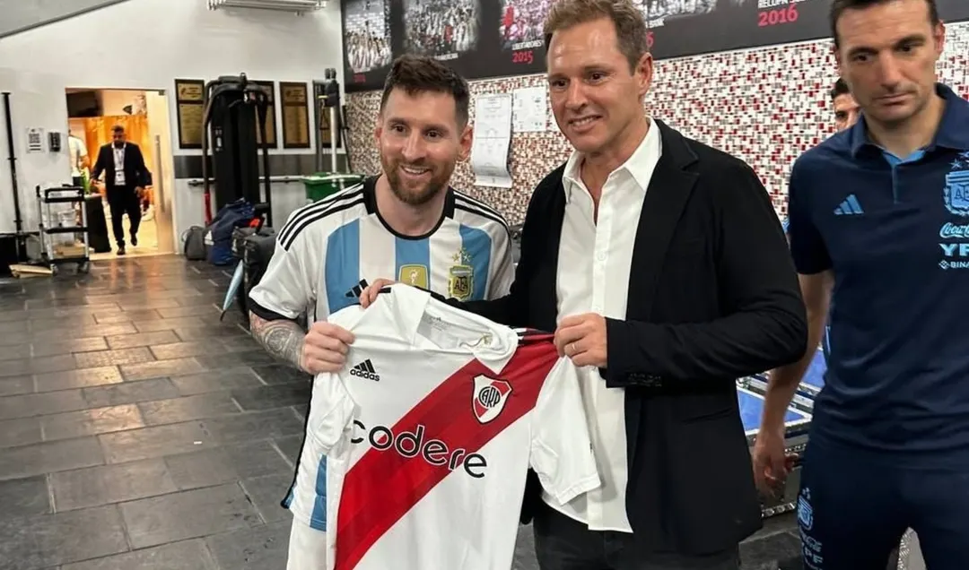 Messi recibió una camiseta de River por parte del expresidente Jorge Brito. La Pulga reveló el verdadero motivo de su llegada fallida al Millonario. 