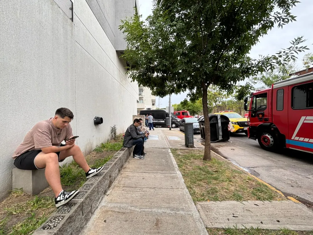 Baltazar esperando junto con otros residentes en la esquina de Montesquieu y Miravé.