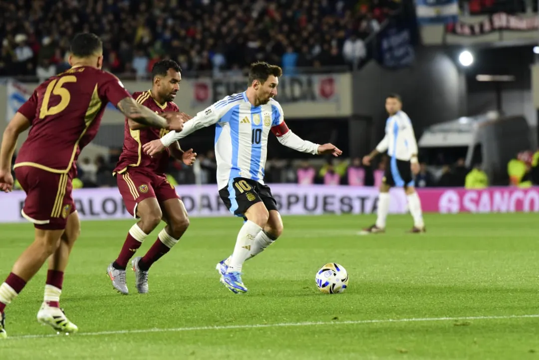 Lionel Messi en la previa a su definición para el 1-0 frente a Venezuela.