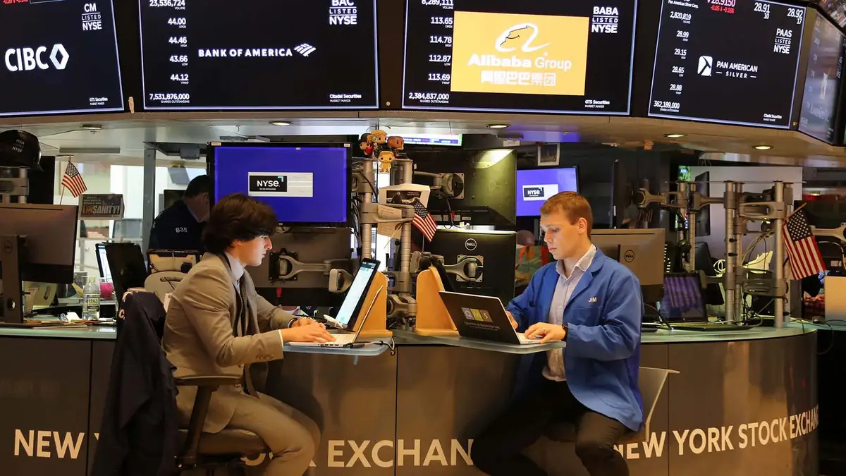 Los activos argentinos caen en Wall Street y el riesgo país se sostiene arriba de 595 puntos
