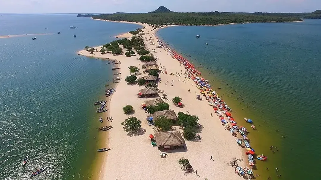 La Ilha do Amor surge frente al pueblo cuando baja el nivel del río Tapajós durante la estación seca.
