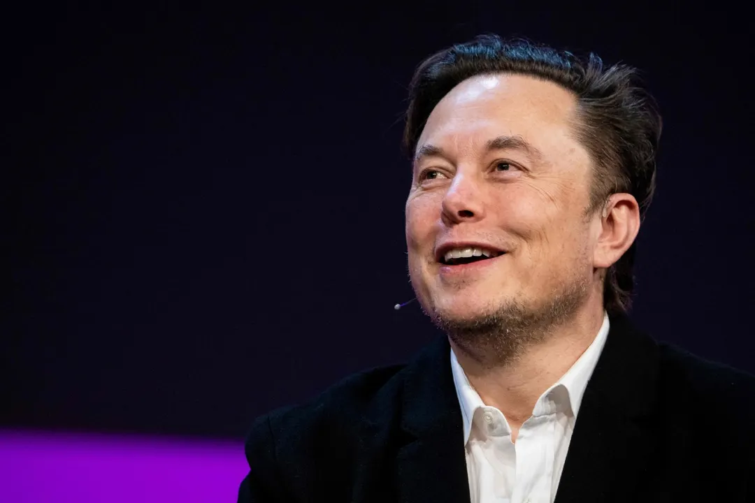 Elon Musk lanza XChat, un nuevo servicio de mensajería.