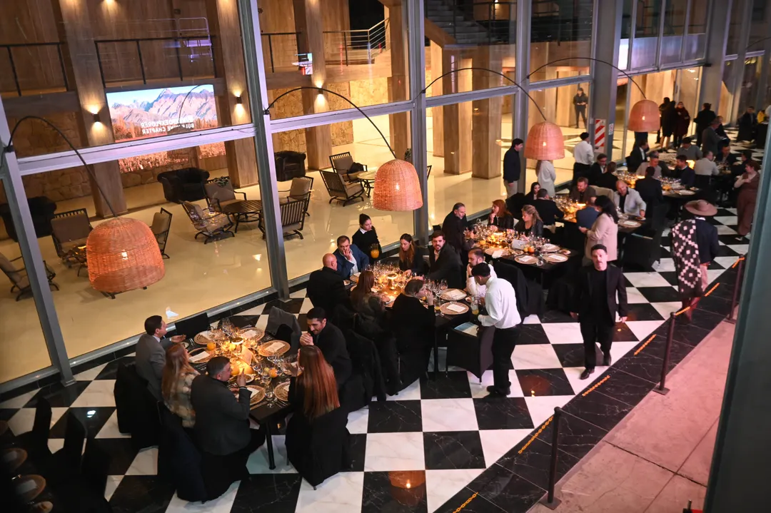 La cena, servida por Somos Catering, tuvo lugar entre los tanques de la flamante bodega del lugar.