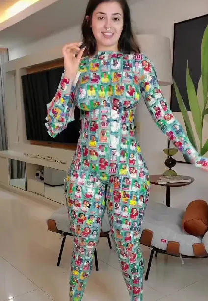 La influencer brasileña que pegó mil figuritas del álbum del Mundial 2026 en todo su cuerpo.