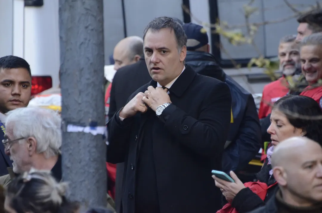 Manuel Adorni en el acto homenaje a las víctimas del atentado a la AMIA. 