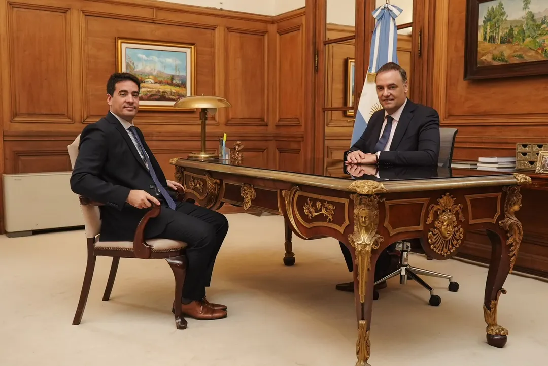 Manuel Adorni y Adrián Ravier en Casa Rosada.