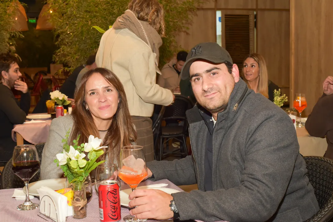 Belén Gulino y Federico Acendón, una romántica pareja disfrutando de la velada.