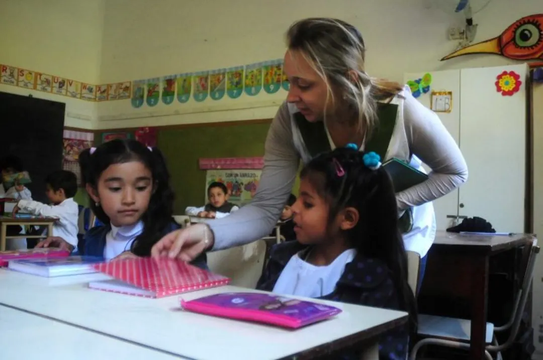 En términos de formación, el 95,6% realizó sus estudios iniciales en Institutos Superiores de Formación Docente (ISFD) y solo un 2,7% lo hizo en universidades.