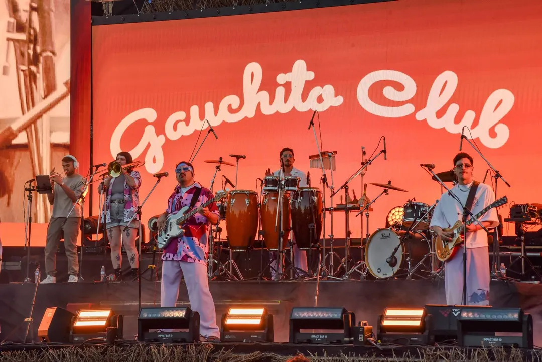 Gauchito Club encendió la última jornada de la Peatonal del Vino. 