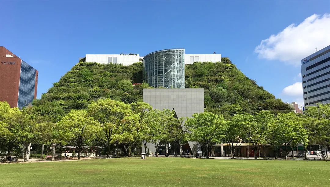 l complejo incorpora 15 terrazas escalonadas con más de 35.000 plantas, arbustos y árboles, convirtiendo una construcción de gran escala en un verdadero parque vertical.