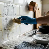 Grasa pegada en la cocina: el truco que funciona sin fregar