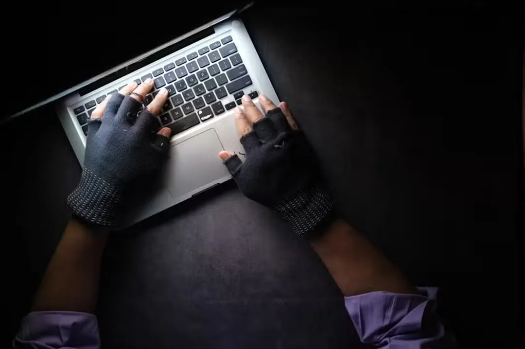 La mejor forma de proteger la privacidad y la información en pantalla es recurrir a un simple atajo de teclado: Windows + L.