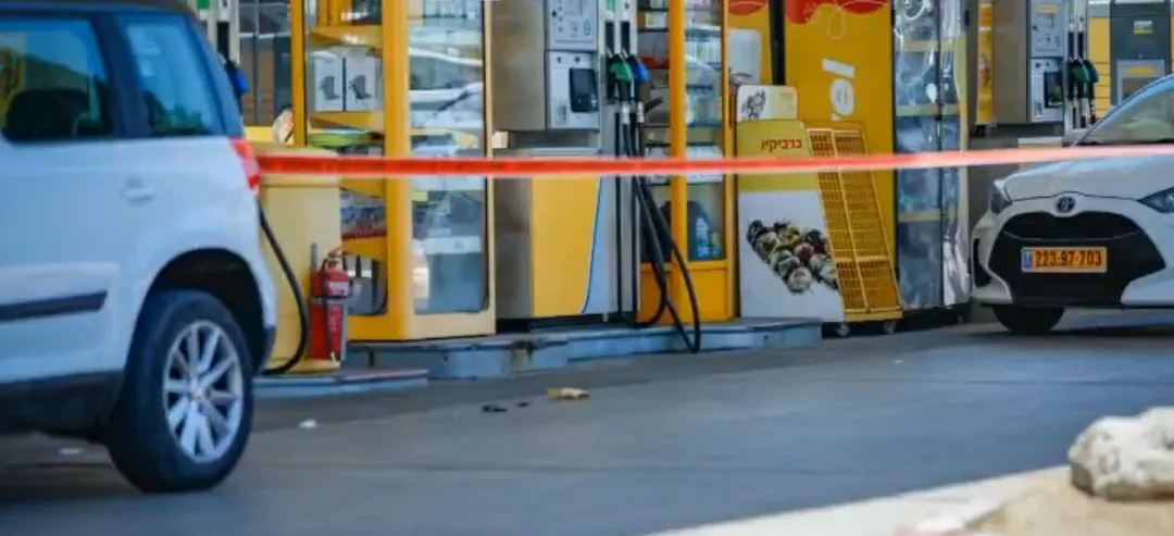 El atentado terrorista ocurrió en una estación de servicio donde el hombre abrió fuego indiscriminadamente contra civiles.