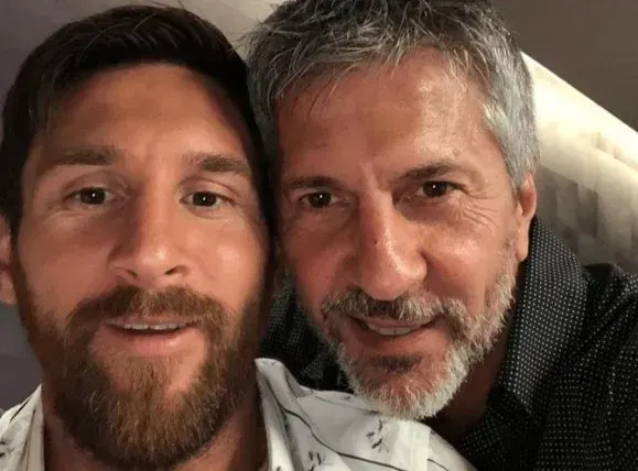 La escena que evoca Messi resulta especialmente elocuente porque muestra que el legado educativo se construye en gestos aparentemente pequeños.