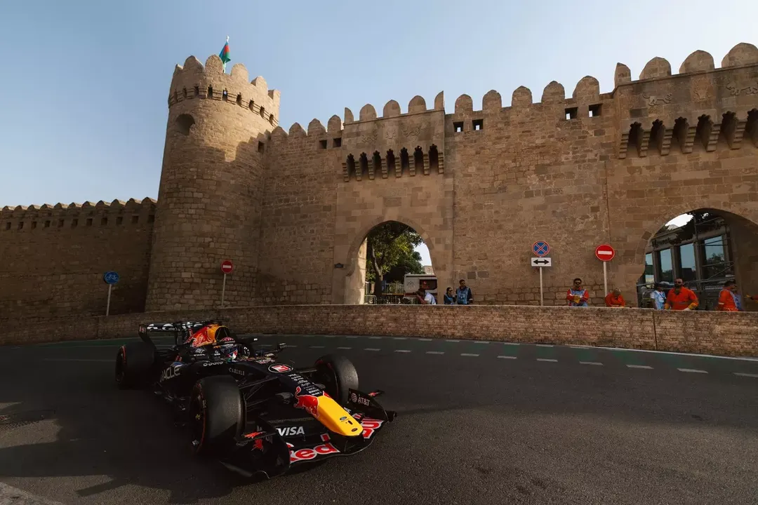 Max Verstappen dominó la tercera práctica libre en el circuito callejero de Bakú.