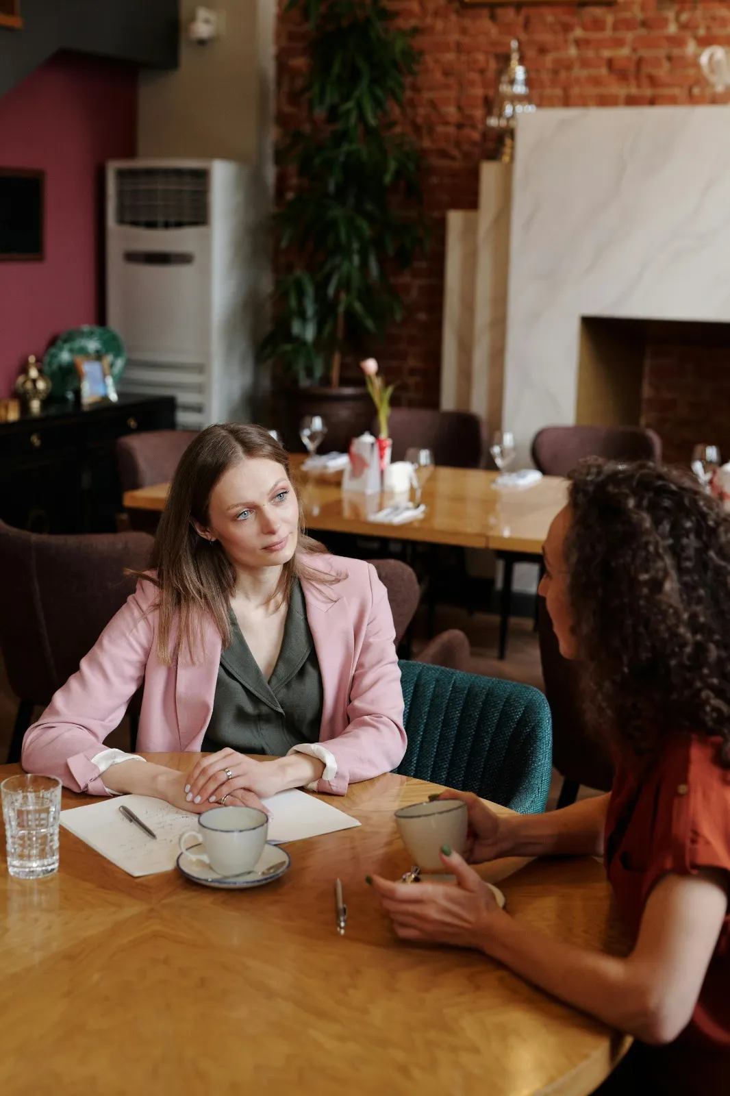 Se le sentó en la mesa, atrayendo instantáneamente la atención de la otra mujer, a la que directamente increpó.