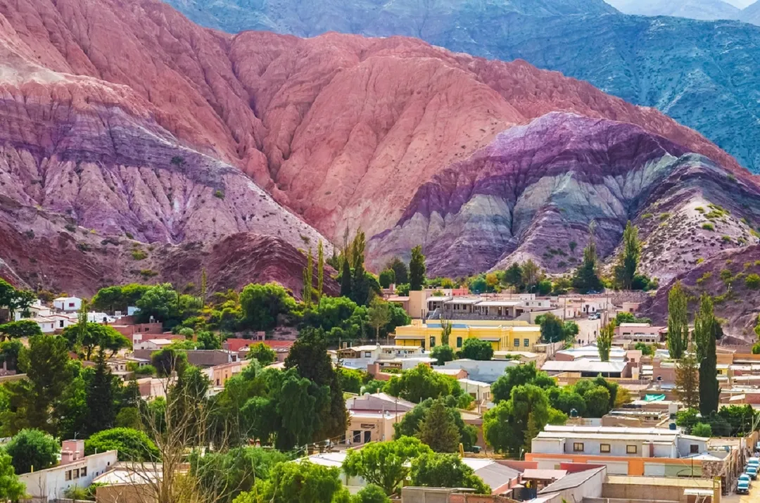 Purmamarca es un pueblo que florece en primavera, cuando la luz realza sus colores y su espíritu ancestral.
