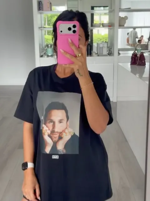La esposa del 10 se mostró con un diseño de la línea de ropa de su marido.