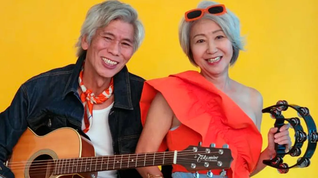 Música en las calles. El dúo interpreta canciones en cinco idiomas y reúne un repertorio de unos 500 temas.