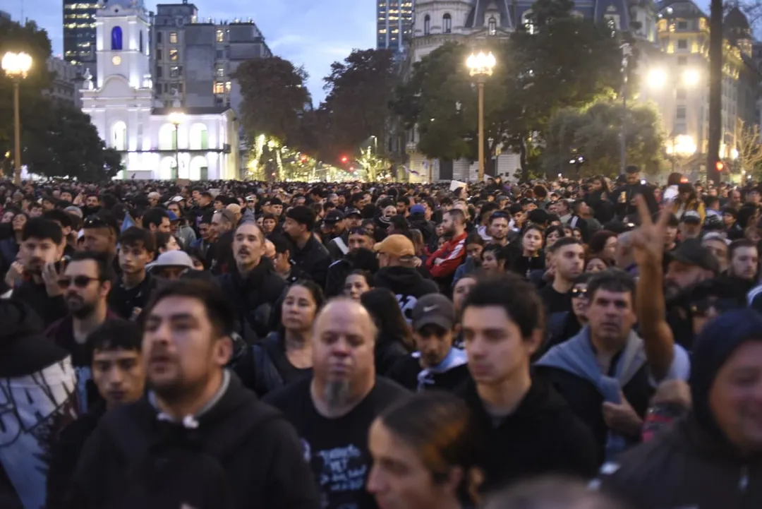 Así arrancó la misa ricotera en Plaza de Mayo.