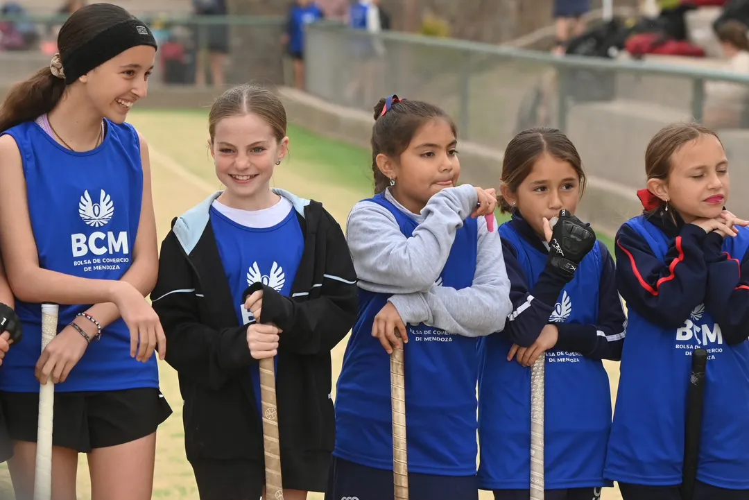Minutos previos, las más chiquitas felices en la presentación de la clínica de hockey.
