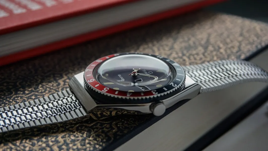 Q Timex 1979 Reissue: estilo retro inspirado en los años 70 con bisel giratorio y una esfera con efecto de rayos de sol.