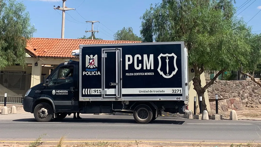 La Policía Científica trabajando en la escena del hallazgo del cadáver en el barrio Cerro de la Capilla.