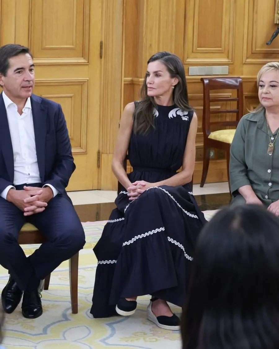 El bordado ornamental en el cuello y las guardas onduladas en la falda fueron los detalles que hicieron único el vestido de la reina Letizia.