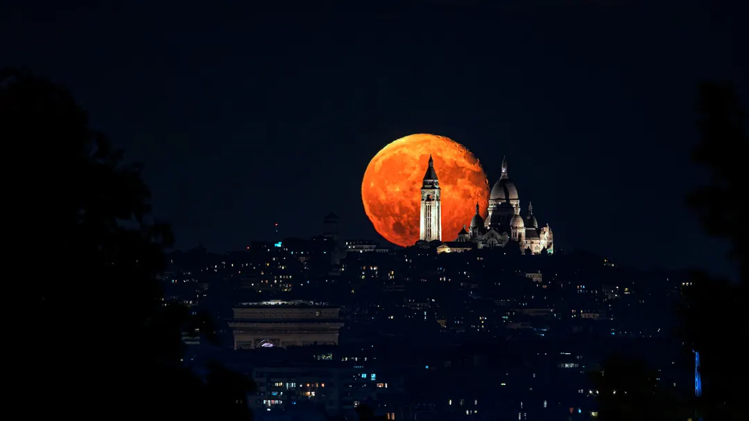 Mirar el cielo también puede ser una forma de recorrer una ciudad: la noche convirtió la astronomía en una experiencia urbana.