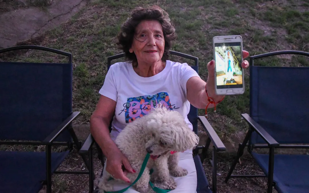 Medina Mercado con su imagen de la Virgen de Lourdes en el teléfono.