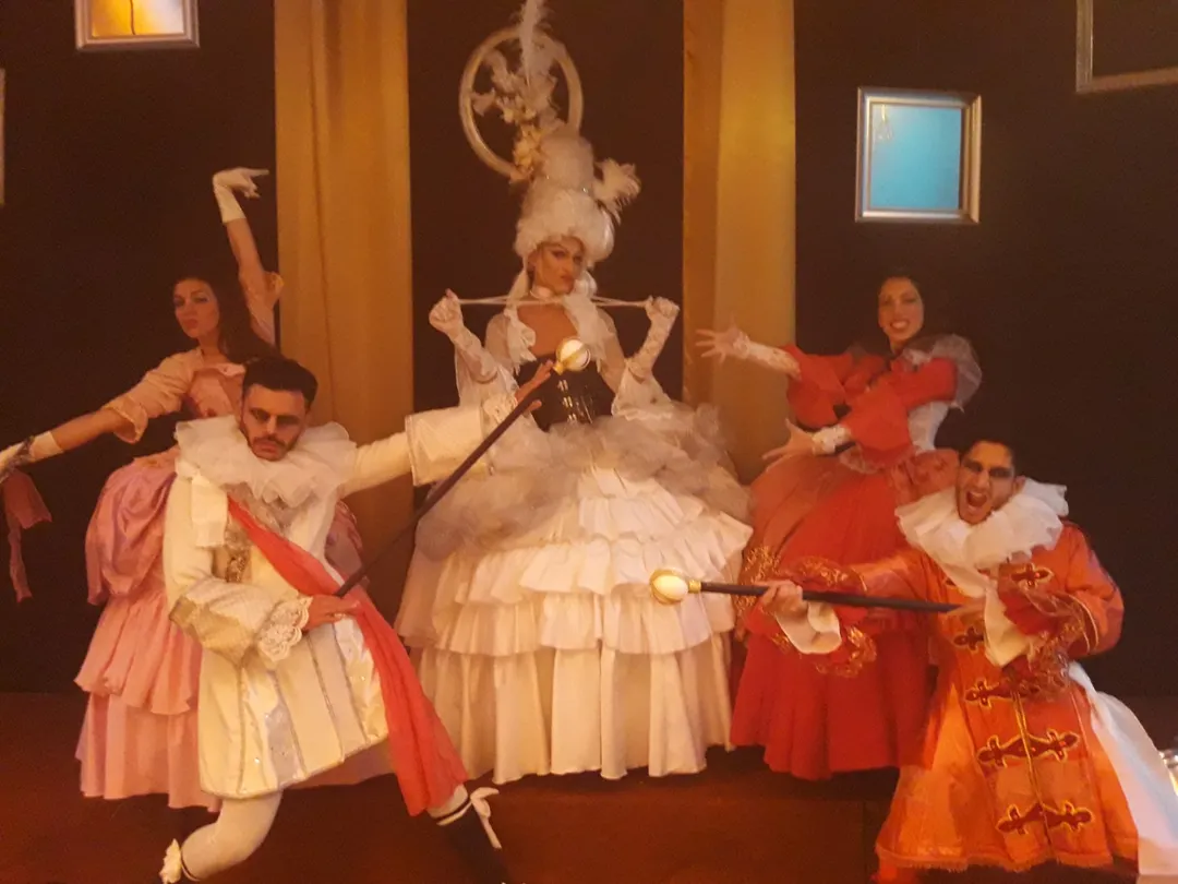 Un diseño sustentable que reinterpreta la estética de los antiguos vestidos de época, en esta imagen una reinterpretación de María Antonieta y su corte, usados en una producción escénica de alto impacto visual en 2014.